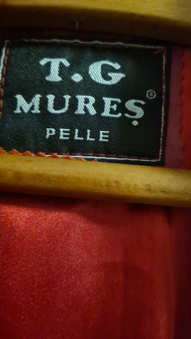 Geaca de piele culoarea rosie, fabricata in Romania