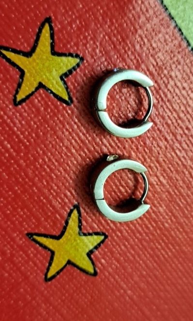 Обеци от медицинска стомана с цирконий.