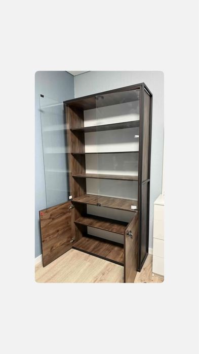 Продам витринный шкаф срочно