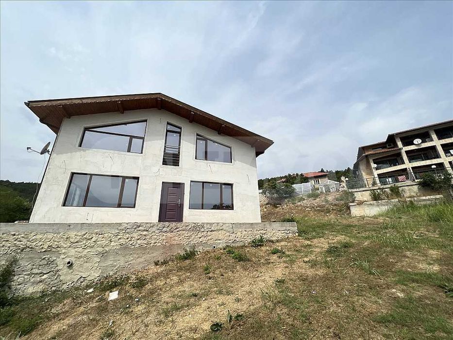 Двуетажна къща в село Рогачево