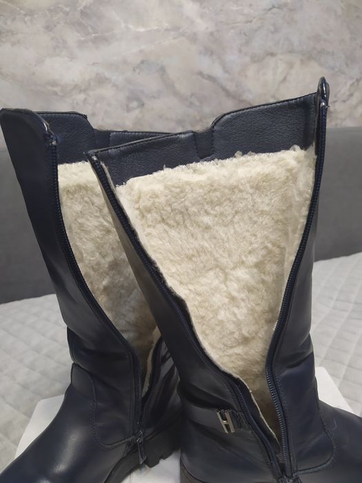 Продам зимние  сапоги на девочку