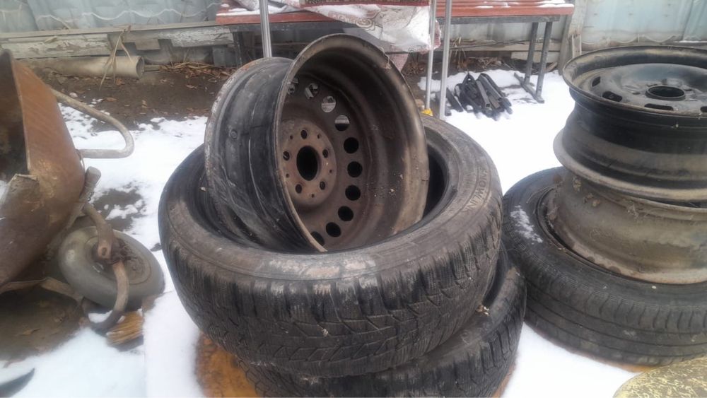 Покрышки зимние 2 штуки