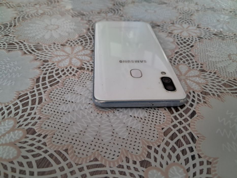 Телефон Samsung A40