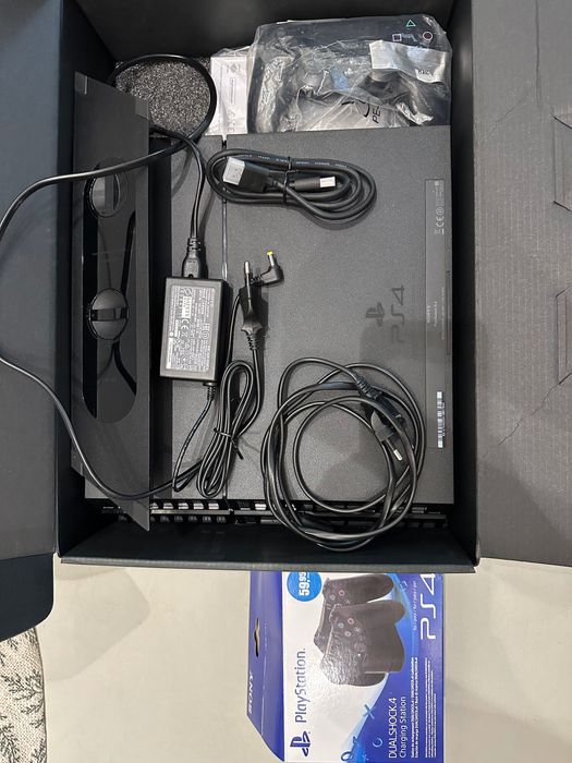 PlayStation 4 (PS4) CUH-1004A + 13 игри + зарядна станция