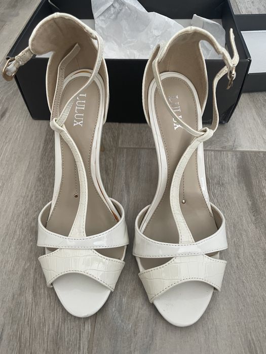 Sandale albe elegante