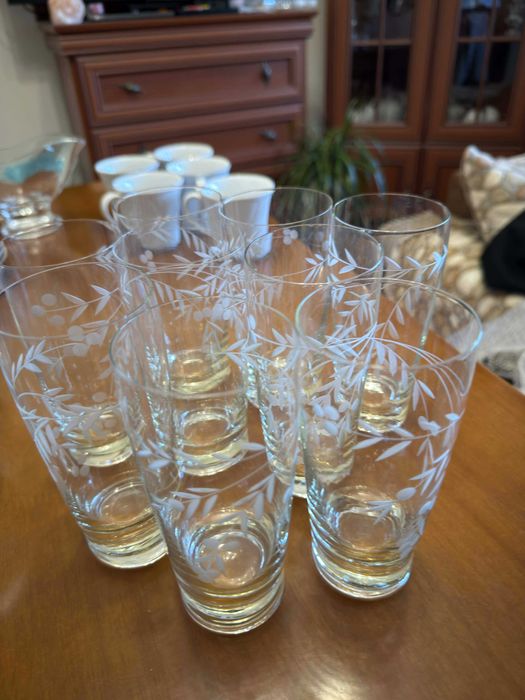 Различни видове стъклени чаши и чинии