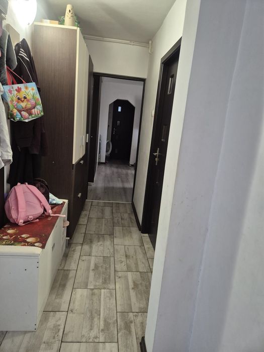 Apartament 3 camere semidecomandat