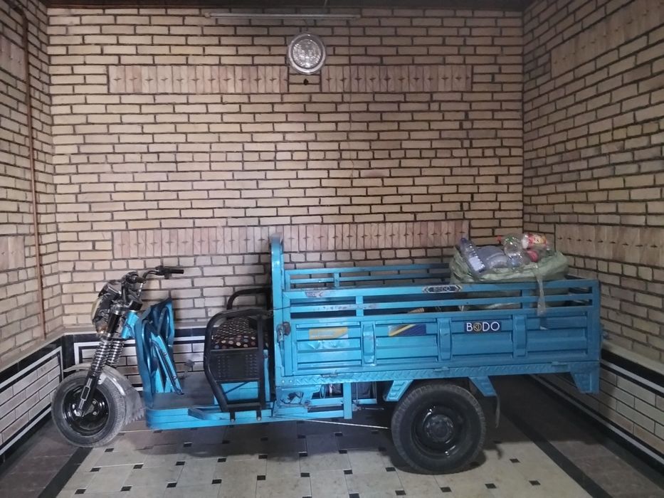 Elektron yuk tashuvchi mototsikl