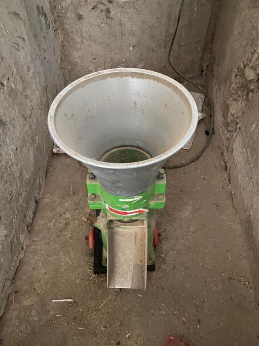 Экструдер гранулятор сенорезка дробилка мешалка