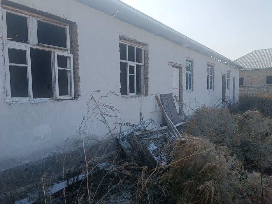 Ахунбабаевда 5 хонали участка сотилади. 6 сотих.