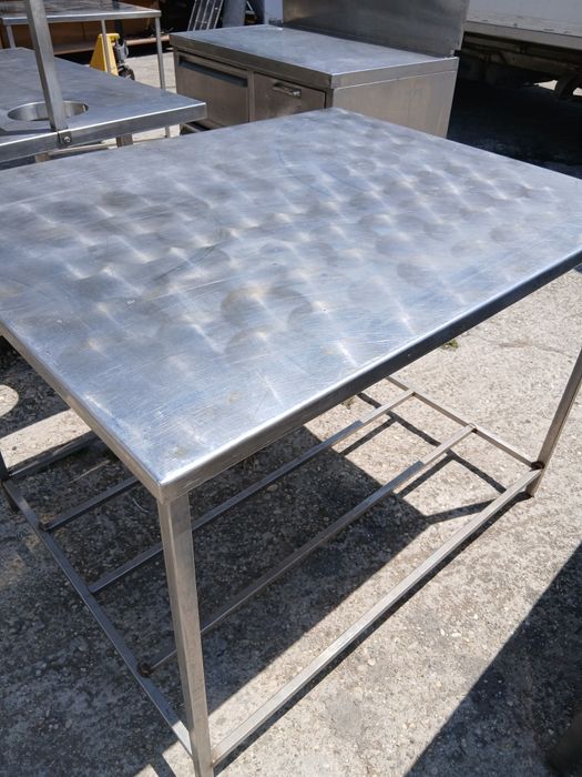 Vând mese de inox