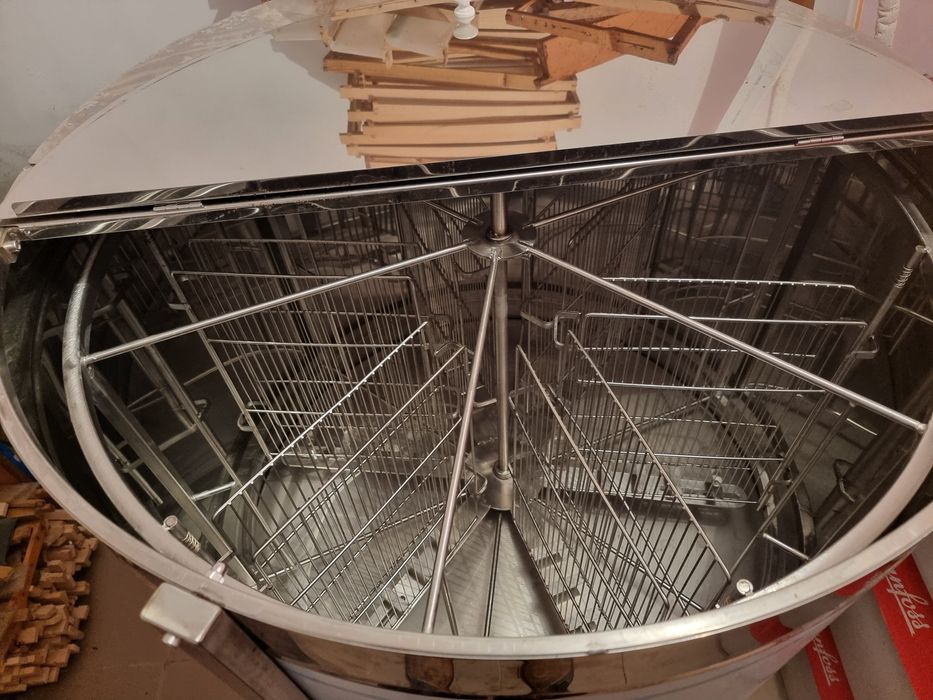Vând centrifuga Konigin 6 rame reversibila + banc descoperit 1250mm