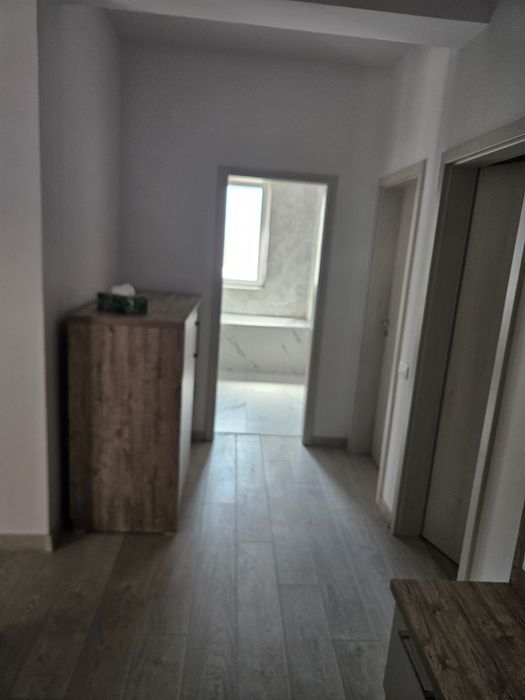 Închiriez apartament 3 camere cu terasa și curte