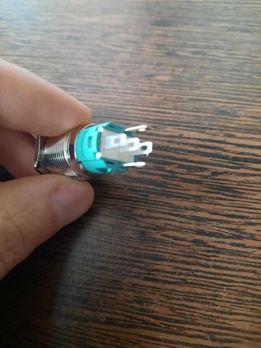 Butoane metalice cu LED la 230V