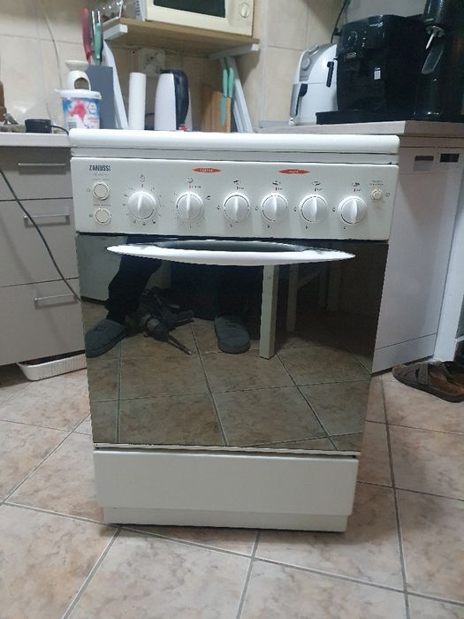 Vând aragaz zanusi cu gril electric