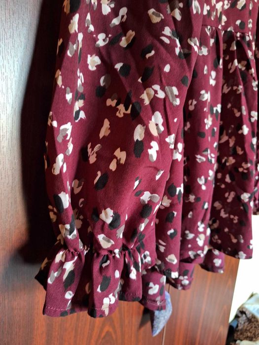 Bluză damă bordo cu imprimeu, mânecă lungă, volănaș guler, mărimea L