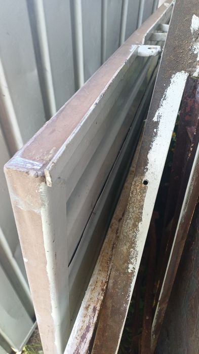 Poartă metalică din tablă 
Descriere: Vând poartă metalică din 2 bucăți (dublă), real