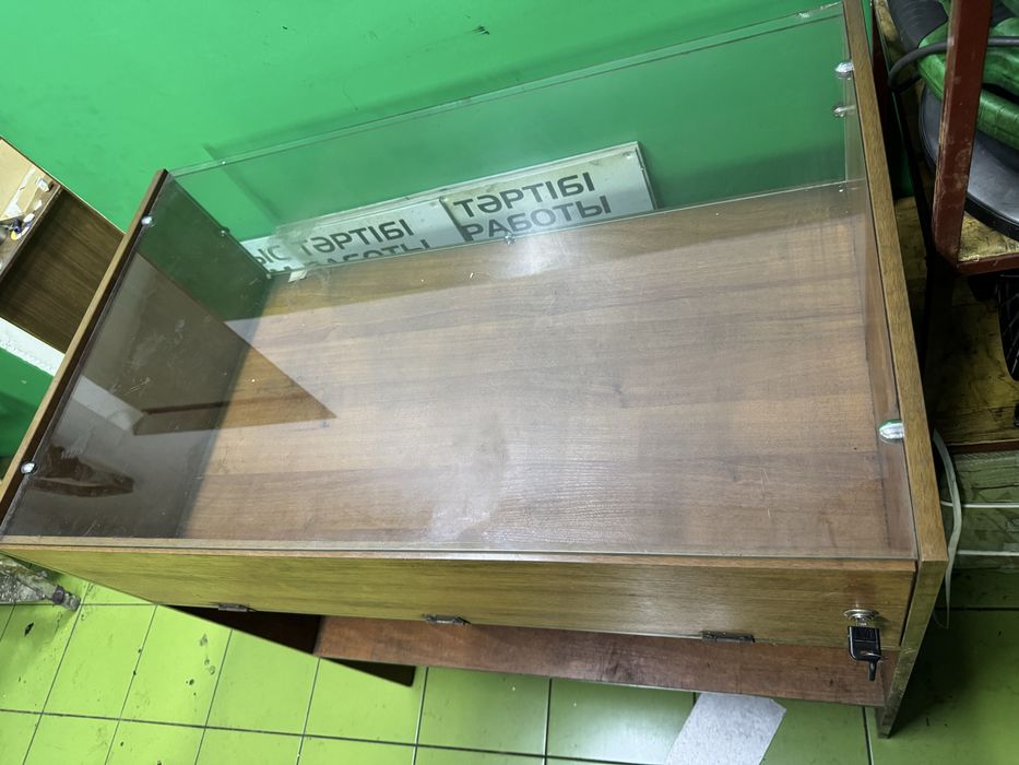 Продам витрины 2 шт б/у недорого