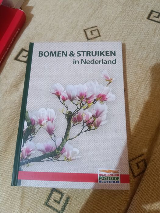 Книга на Нидерландски език за растенията и дърветата.