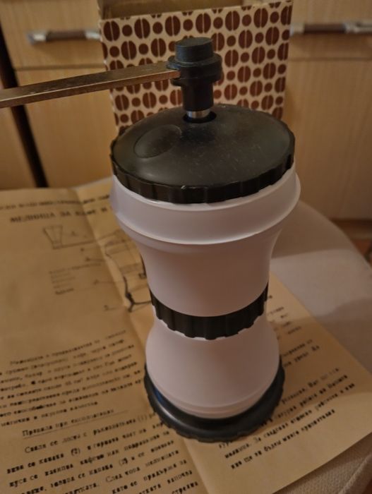 Ретро мелнички и бутилка - цигаретник от соца