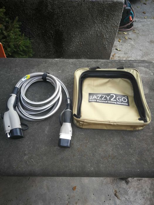 кабел за зареждане на автомобил Тип 2 към Тип 1, най-висок клас.