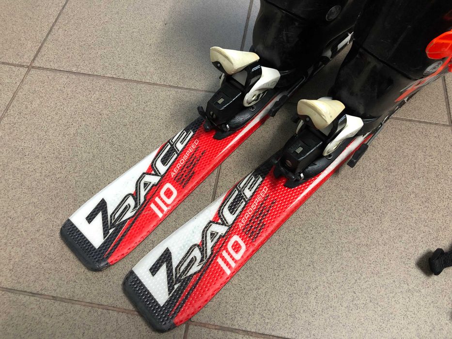 Skiuri,,clăpari și cască pentru copii