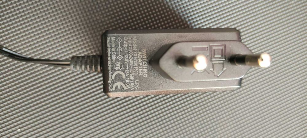 Захранващ адаптер 12V 1,5A 18W  и  HDMI кабели 1,5м.