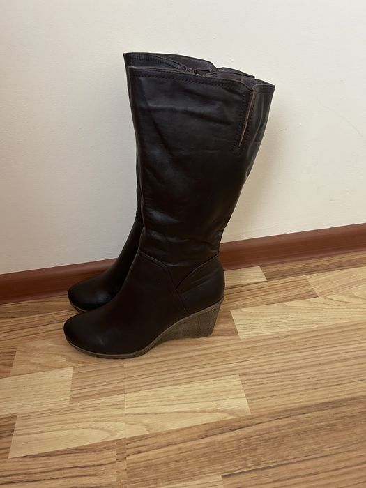 Кожанные сапоги + духи в подарок