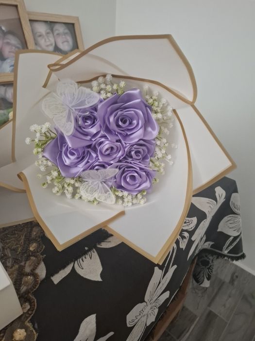 Buchet de trandafiri din satin