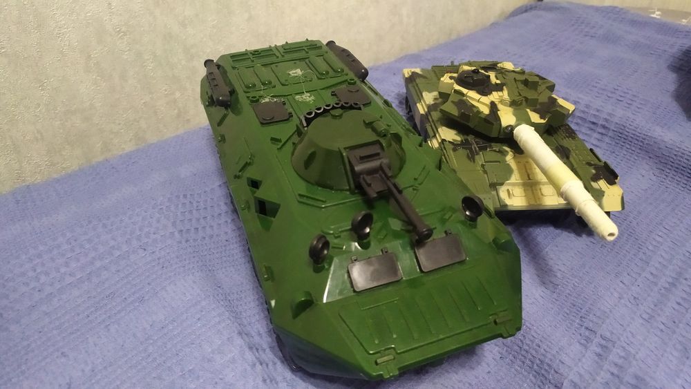 Набор игрушечных танков, в хорошем состоянии