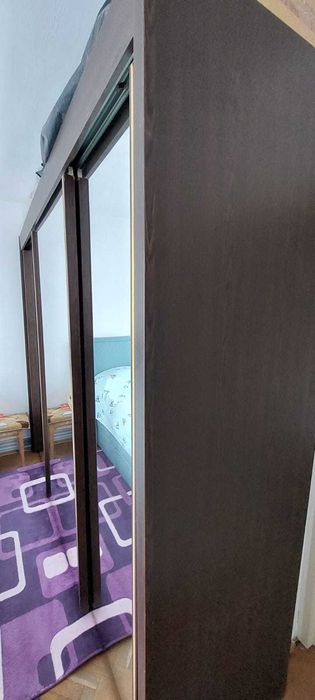 Dulap cu 3 usi glisante, cu oglinzi, pentru dormitor, fiecare separeu avand 2 polite + suport umerase, dimensiuni 2620x2195x645 mm, culoare mahagon