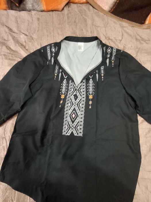 Риза със щамповани шевици