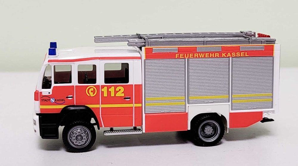 Macheta 1:87 camion pompieri Man LE2000 LF HERPA 046664, diorama H0