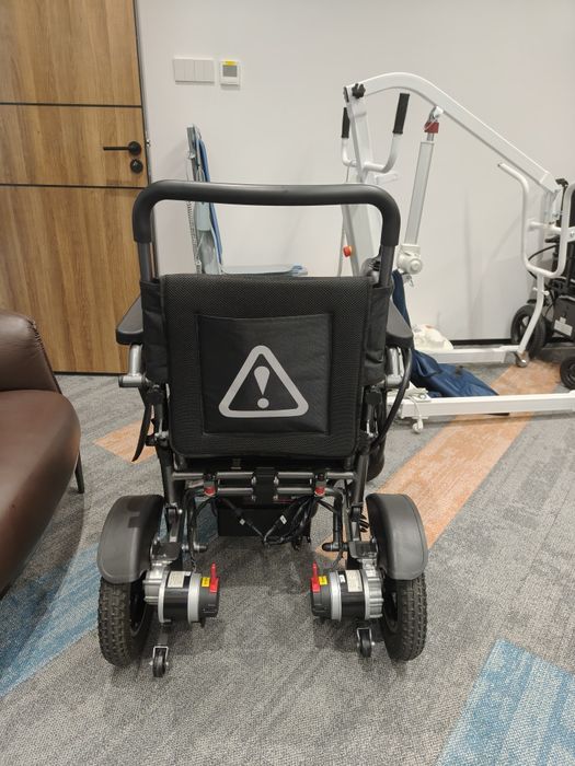 количка с електрически мотори  за трудноподвижни