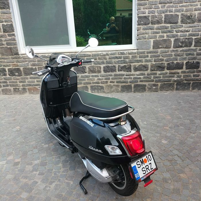 Motocicleta VESPA 300 GLS din 2022 cu 8700km vand cu acte in regula inscrisa in circulatie stare perfecta,