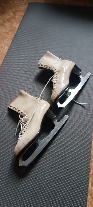 Продам коньки Botas