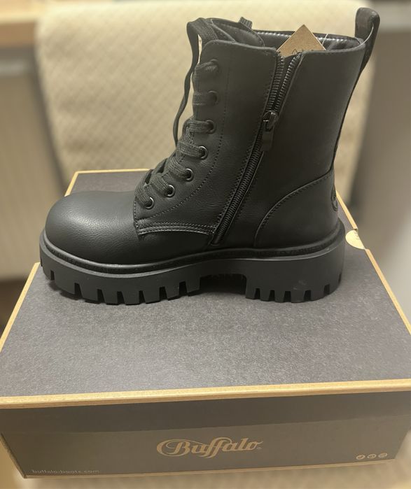 Ghete Buffalo de dama, noi in cutie