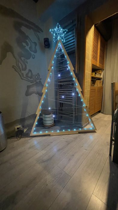 Brad decorativ din lemn cu instalație smart – control din telefon