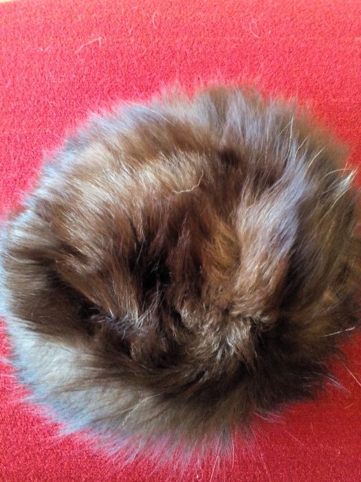 Шапки и кожени яки