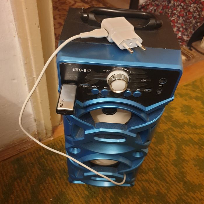 Boxă   2 difuzoare cu B.T., stick. radio , card, aux.