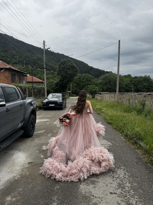 Продавам уникална бална рокля цвят пепел от рози