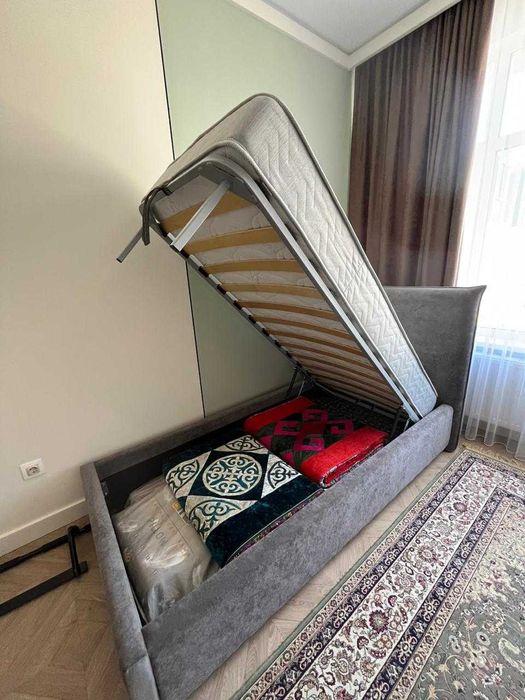 Кровать с ортопедическим матрасом.