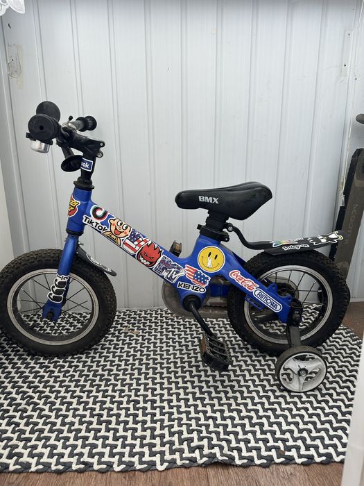 Два велосипеда с педалями и без