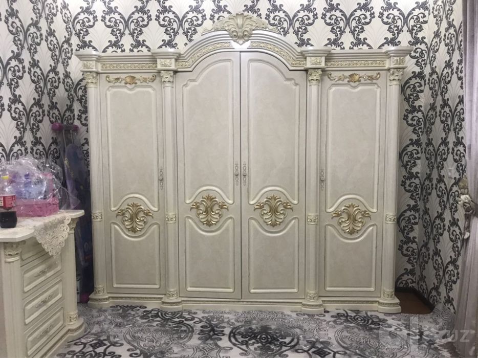 Красивый комплект мебели для уютной спальни