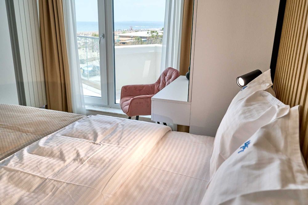 Ofer pentru inchiriere apartament 3 camere cu vedere frontala la mare