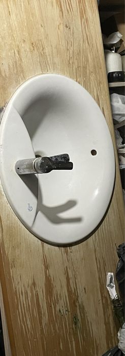 Раковина со столешницей и смесителем