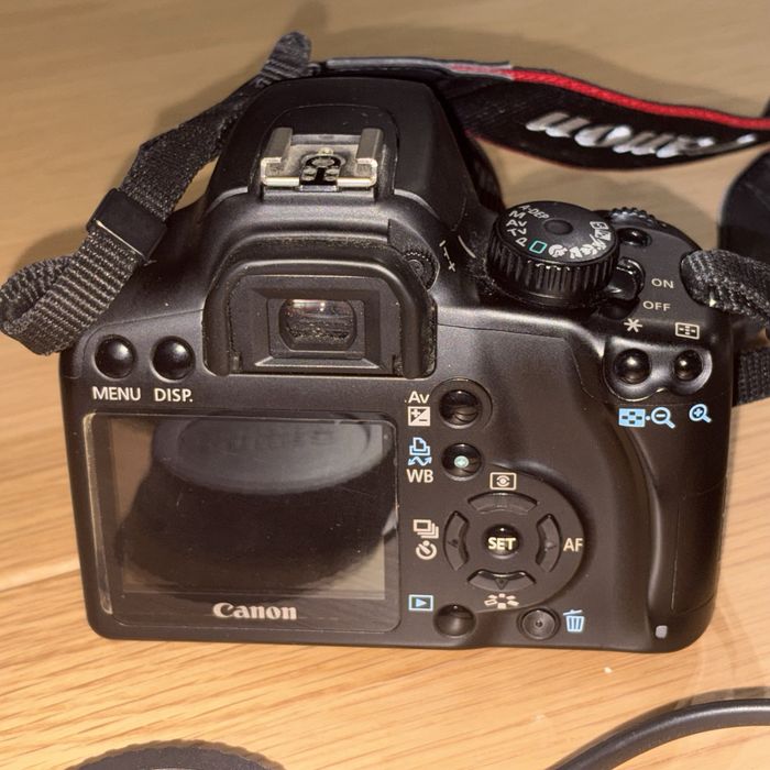 Canon EOS 1000D + 18-55mm IS обектив