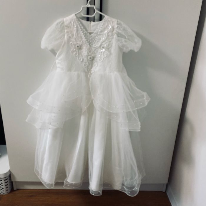 продам красивое бальное платье на девочку