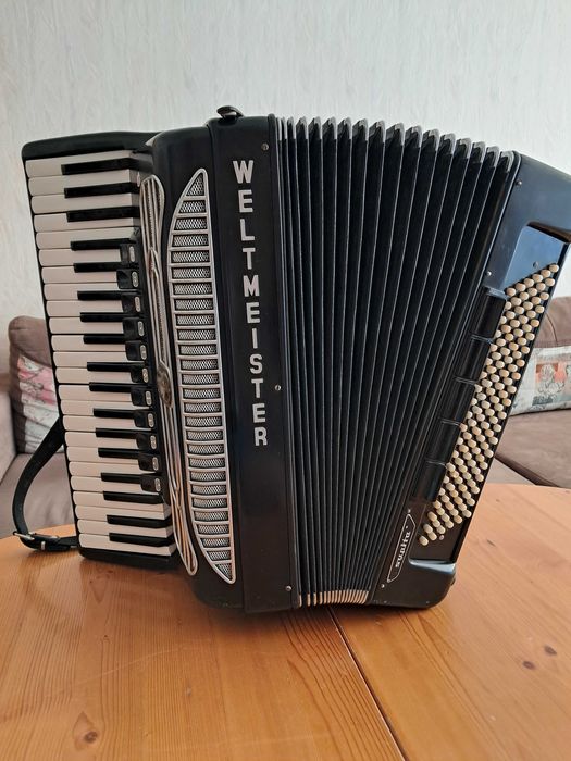 Продавам акордеон Veltmeister Supita
