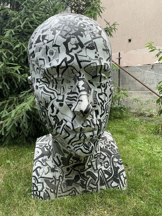 Portret din fibra de sticla pictat in stil doodle
